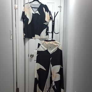 Floral Black and Cream Color Women's Two Piece Outfit, Size 2X. NEW